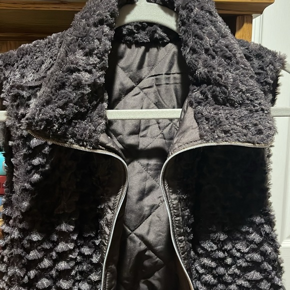 Vest - Picture 6 of 7